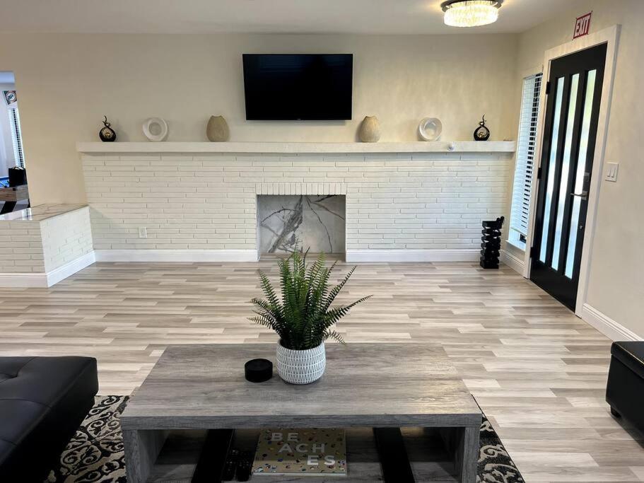 Modern Tropical Oasis With Arcade, Hottub & Minigolf Villa Hollywood Exterior foto